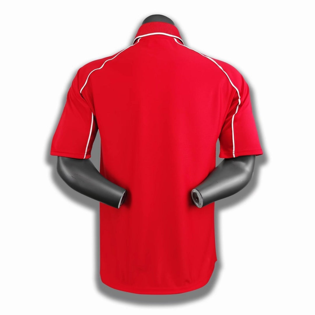 Maillot domicile rétro Liverpool 2000-2001 Le 12-ème Maillot, maillot de football rouge avec logo et détails du club.