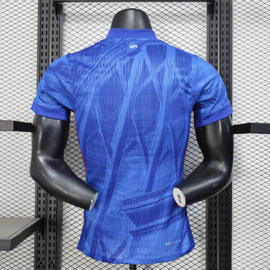 Maillot domicile Chelsea 25/26 de joueur, marque Le 12-ème Maillot, en tissu bleu avec logo et détails officiels.