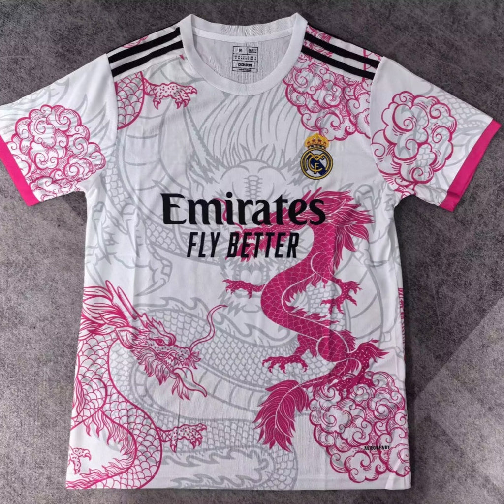 Maillot de football Real Madrid 25/26, modèle spécial Dragon Z, de la marque Le 12 -ème Maillot, vue du devant.