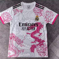 Maillot de football Real Madrid 25/26, modèle spécial Dragon Z, de la marque Le 12 -ème Maillot, vue du devant.