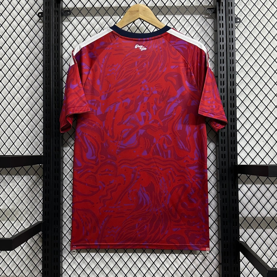 Maillot domicile Costa Rica 25/26 Le 12-ème Maillot, maillot de football avec design rouge et bleu, vue frontale.