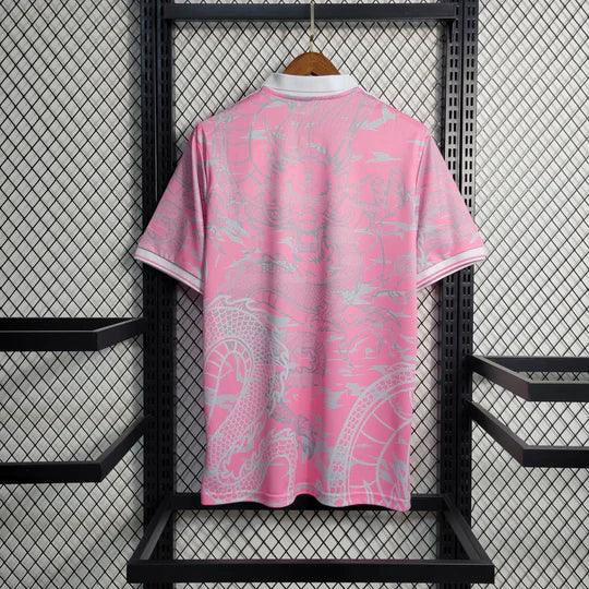 Maillot Real Madrid saison 2023-2024 édition spéciale Dragon rose, marque Le 12 -ème Maillot, vue de face sur fond blanc