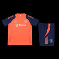 Ensemble Manchester United Le 12 -ème Maillot, maillot de football rouge avec logo du club et détails en blanc.