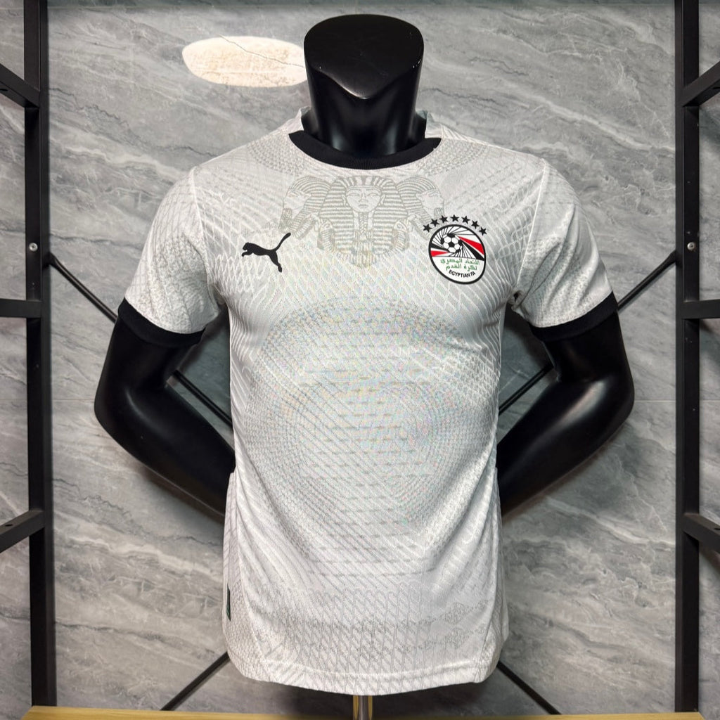 Maillot blanc de l'Égypte 2024/2025, maillot de joueur, modèle de la marque Le 12 -ème Maillot, vue frontale.