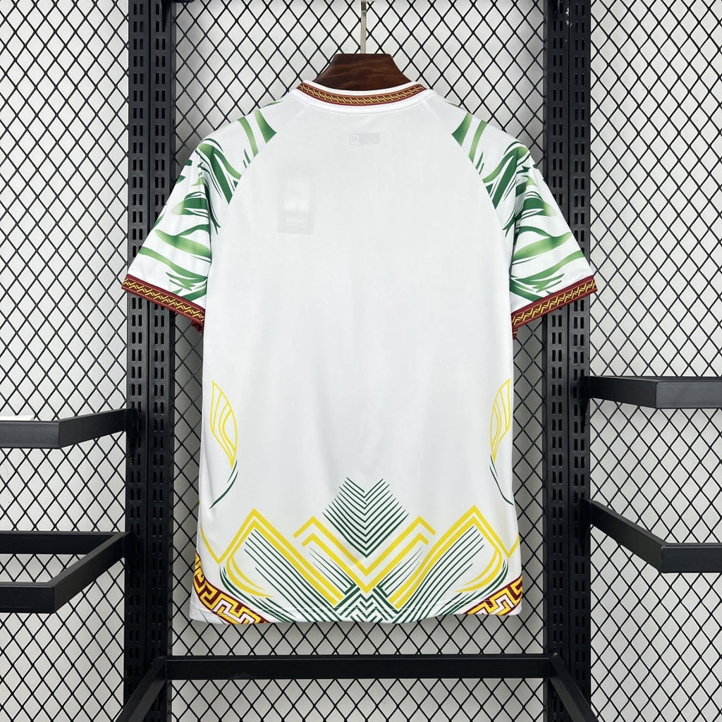 Maillot Mali 25/26 blanc Le 12 -ème Maillot, tissu blanc avec détails verts, vue de face sur mannequin.
