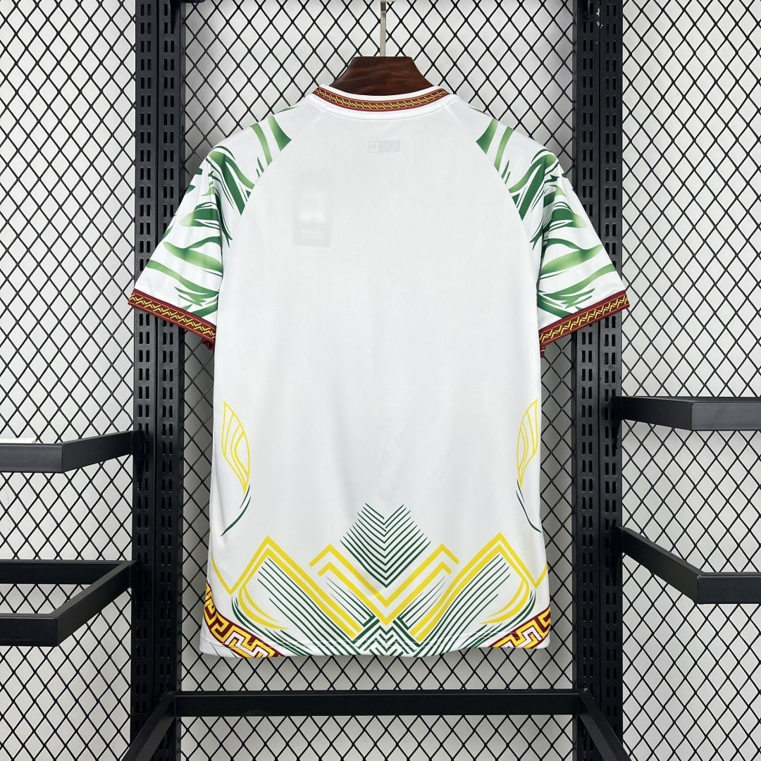Maillot Mali 25/26 blanc Le 12 -ème Maillot, tissu blanc avec détails verts, vue de face sur mannequin.