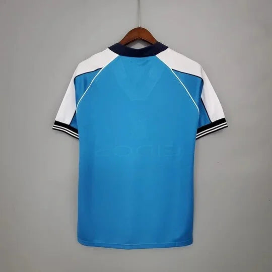 Maillot rétro Manchester City 99/01, modèle de football, par la marque Le 12 -ème Maillot, vue de face sur l'image.