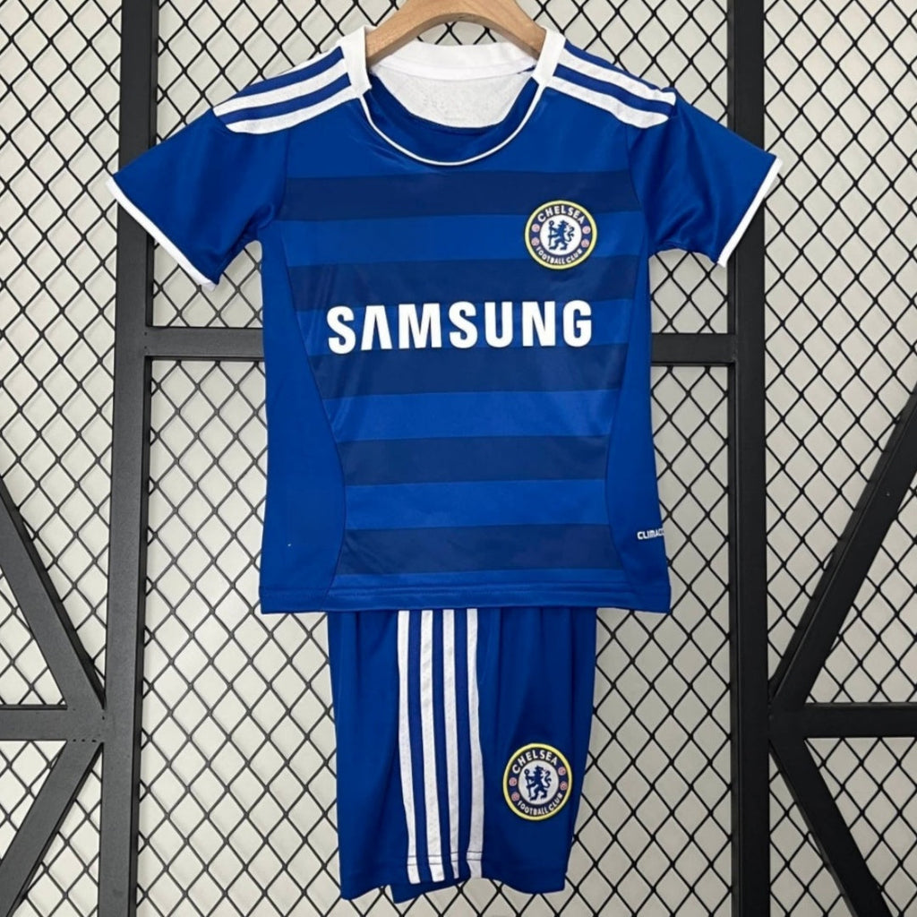 Ensemble enfant Chelsea domicile 2011-2012 Le 12 -ème Maillot, maillot rétro avec logo et design officiel, vue de face.