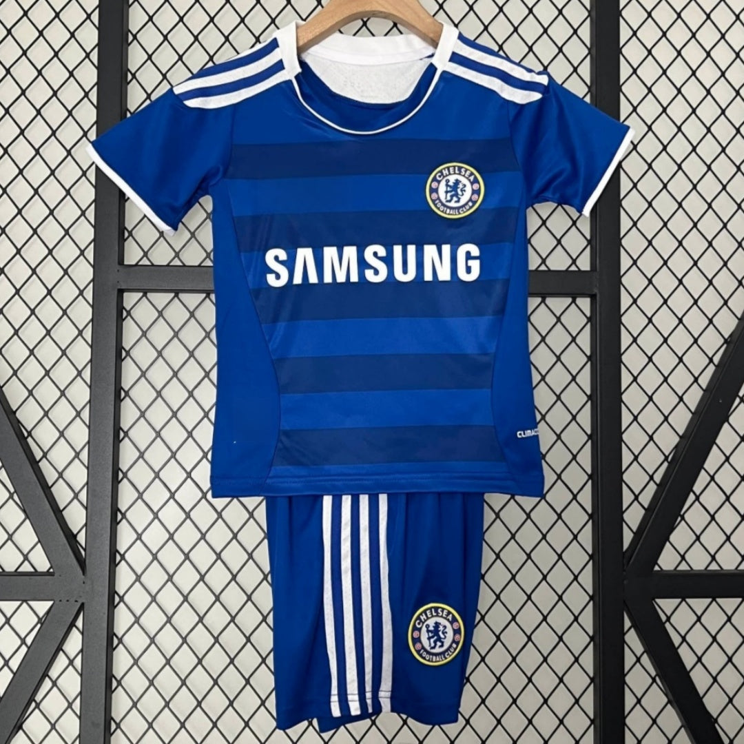 Ensemble enfant Chelsea domicile 2011-2012 Le 12 -ème Maillot, maillot rétro avec logo et design officiel, vue de face.
