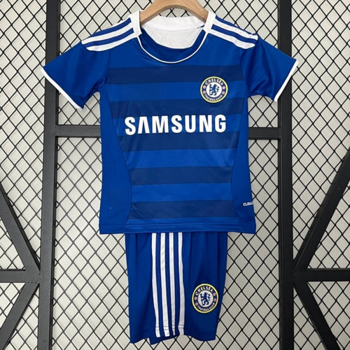 Ensemble enfant Chelsea domicile 2011-2012 Le 12 -ème Maillot, maillot rétro avec logo et design officiel, vue de face.