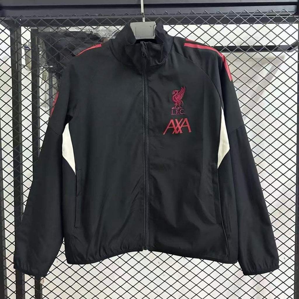 Veste coupe-vent réversible Le 12 -ème Maillot Liverpool, style sportif avec logo, vue de face.