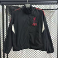 Veste coupe-vent réversible Le 12 -ème Maillot Liverpool, style sportif avec logo, vue de face.