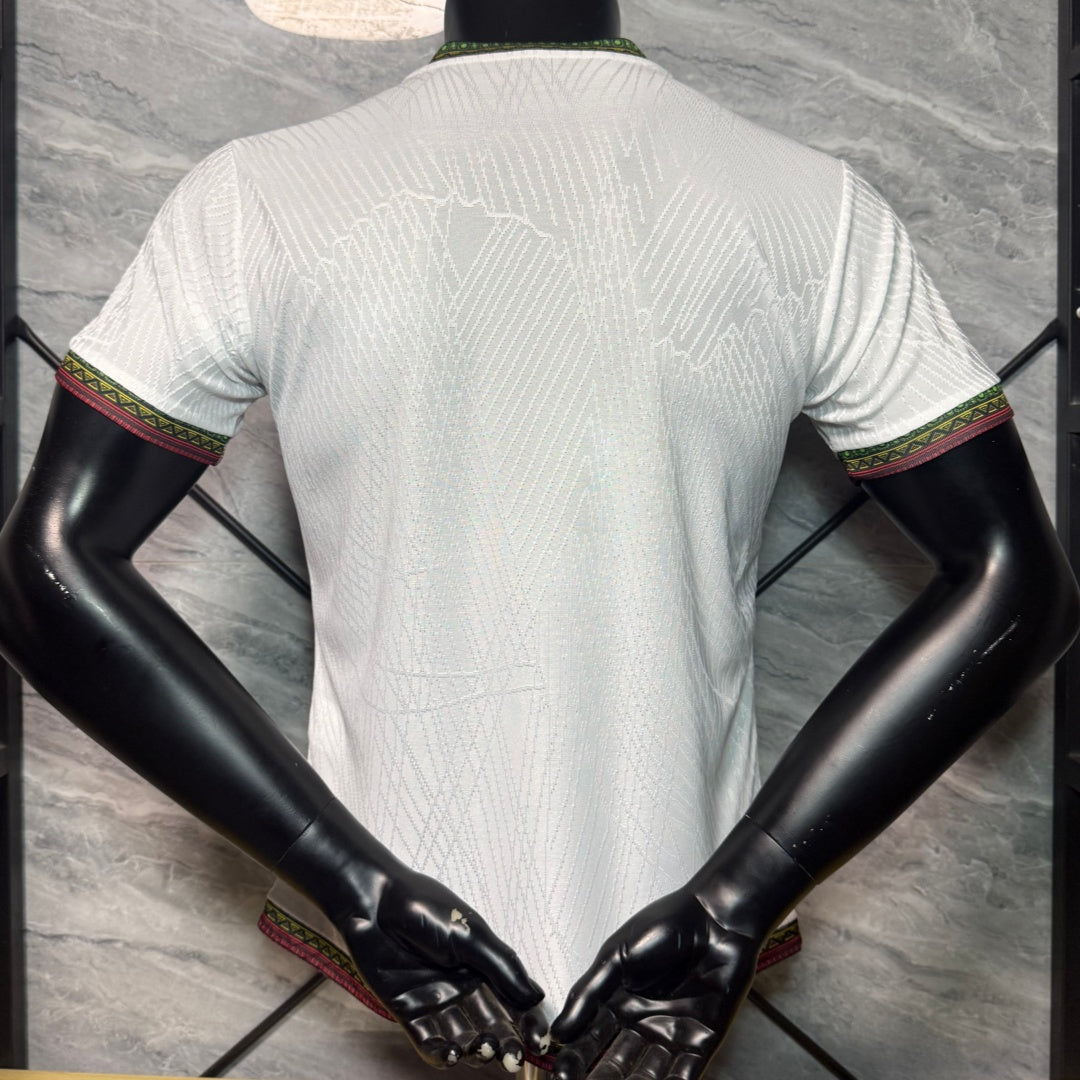 Maillot blanc Mali 25/26 pour joueur, marque Le 12 -ème Maillot, détail du design et logo visibles.