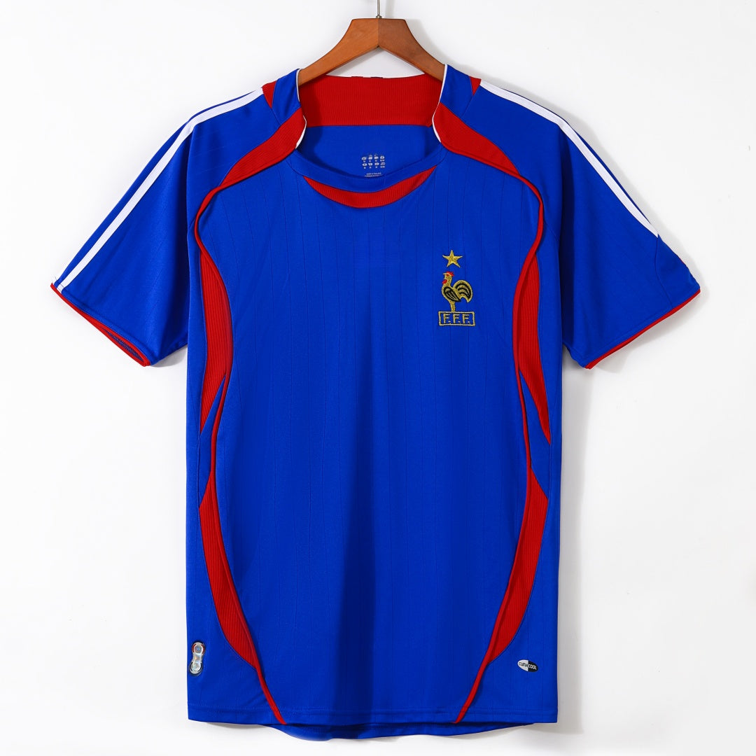Maillot rétro domicile de la France 2006, Nike, en bleu avec logo et détails rouges et blancs, porté par un mannequin.