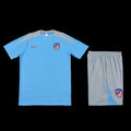 Ensemble de football Atletico Madrid Le 12 -ème Maillot, maillot rouge et blanc avec logo et détails du club.