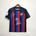 Maillot de football Barcelone 2022-2023 Le 12, design spécial Drake, vue de face avec logo et détails du maillot.
