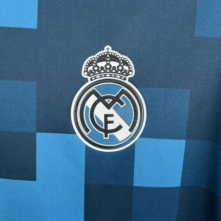 Maillot de football Real Madrid 2017-2018 rétro, marque Le 12-ème Maillot, vue de face avec logo et détails du maillot.
