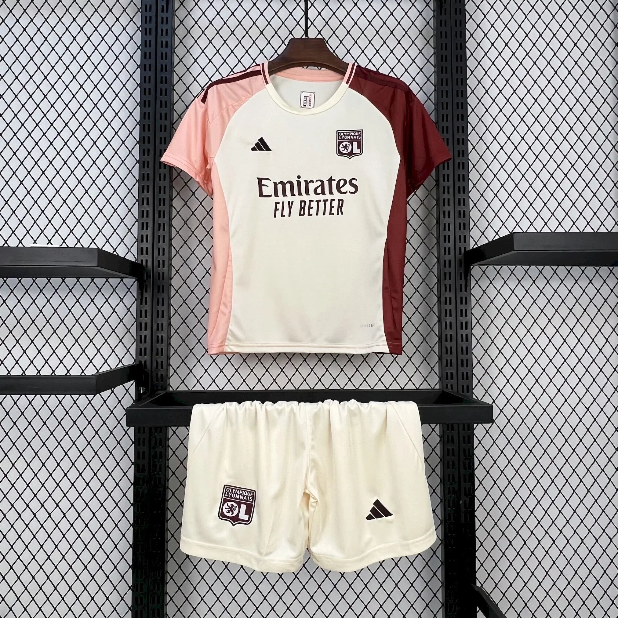 Kit enfant Lyon 2024-25 de Le 12 -ème Maillot, maillot et short aux couleurs officielles du club avec logo visible.