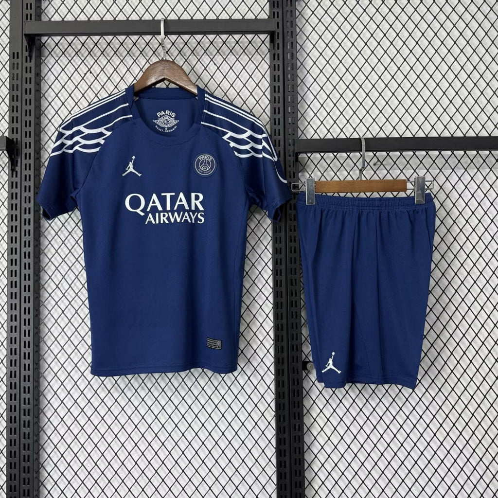 Ensemble 25/26 PSG troisième adulte de Le 12 -ème Maillot, maillot de football parisien avec logo et détails du club.