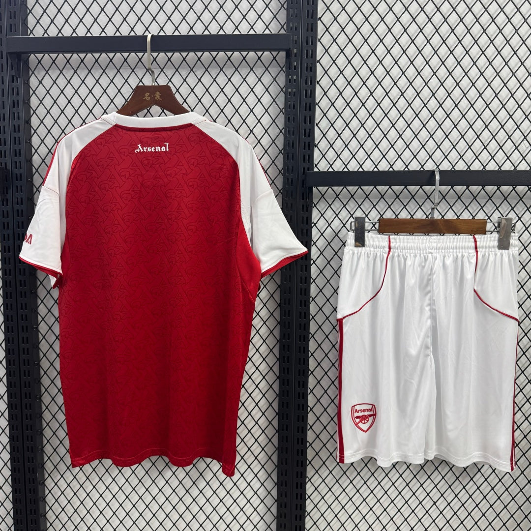 Ensemble domicile adulte Arsenal 25/26, maillot Le 12 -ème Maillot, en tissu rouge avec logo et détails blancs.