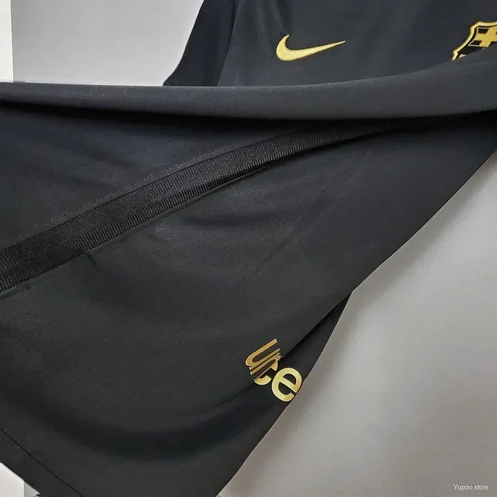 Maillot rétro de Barcelone 2019 Le 12 -ème Maillot, maillot de football bleu avec logo du club et détails blancs.