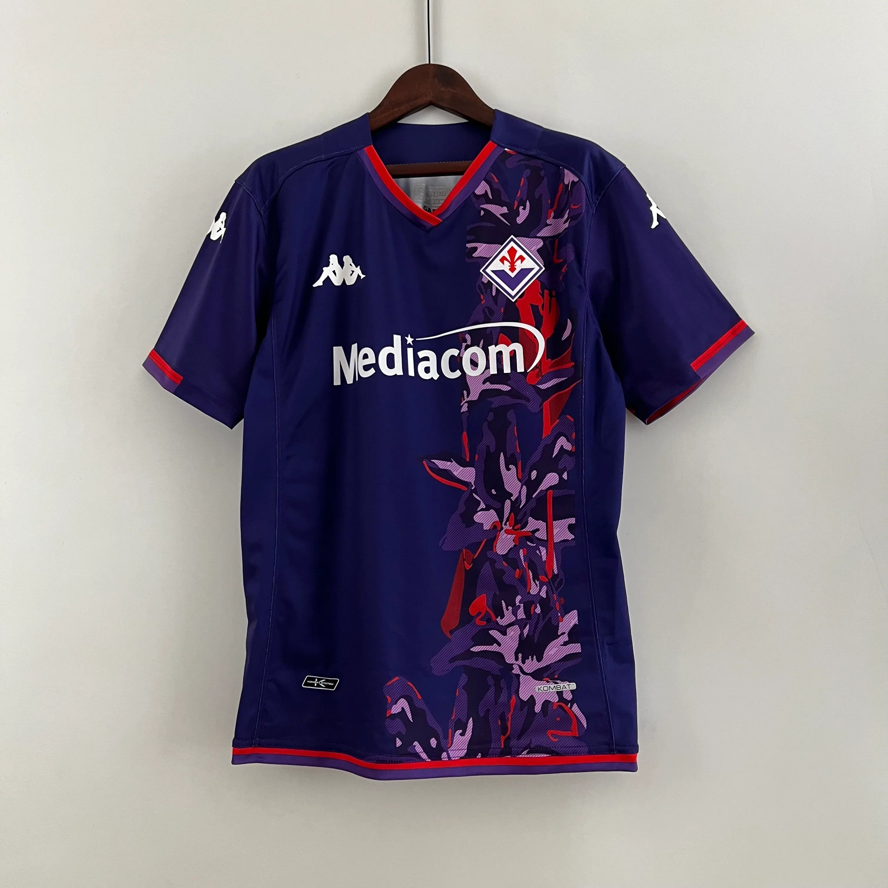 Maillot extérieur Fiorentina 2023-24 Le 12 -ème Maillot, jersey de football violet avec logo et détails de l'équipe.