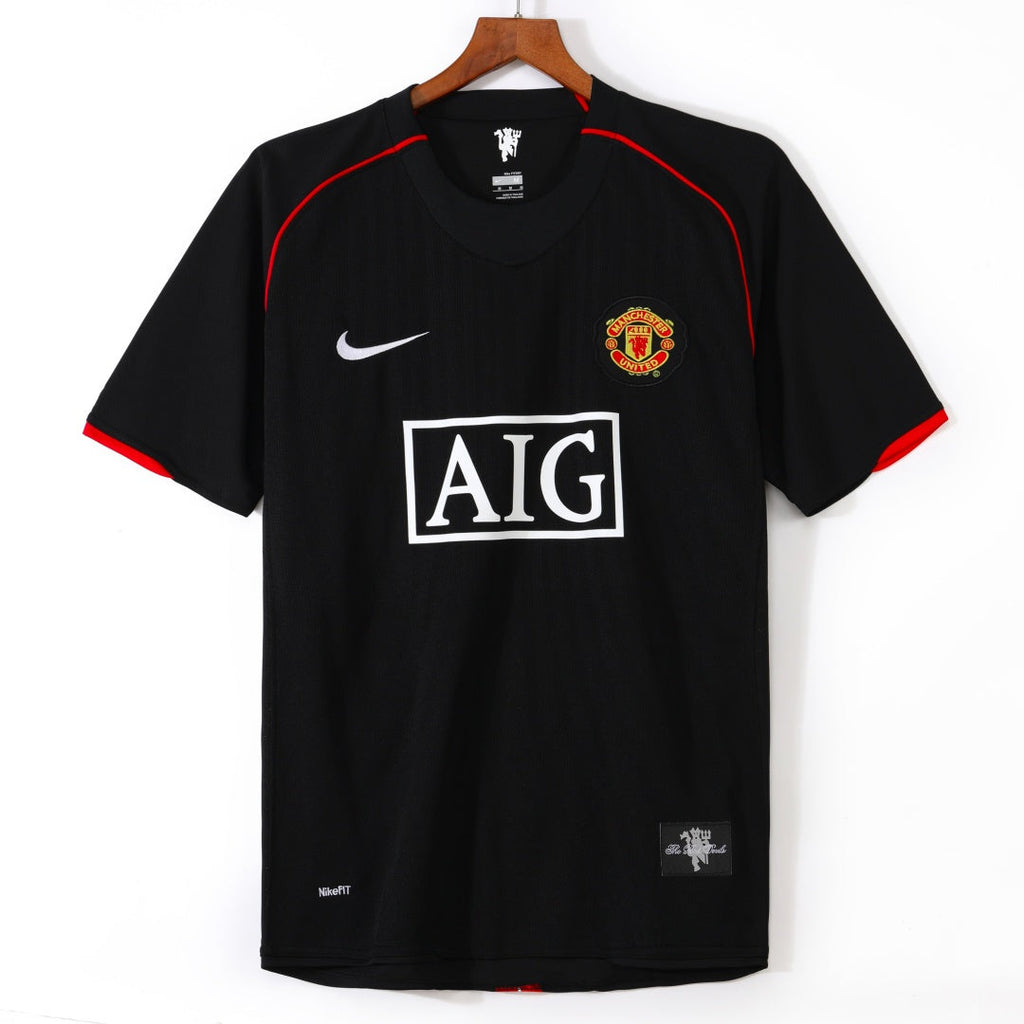 Maillot extérieur rétro Manchester United 2007-2008 de la marque Le 12-ème Maillot, vue de face avec logo et détails du maillot.