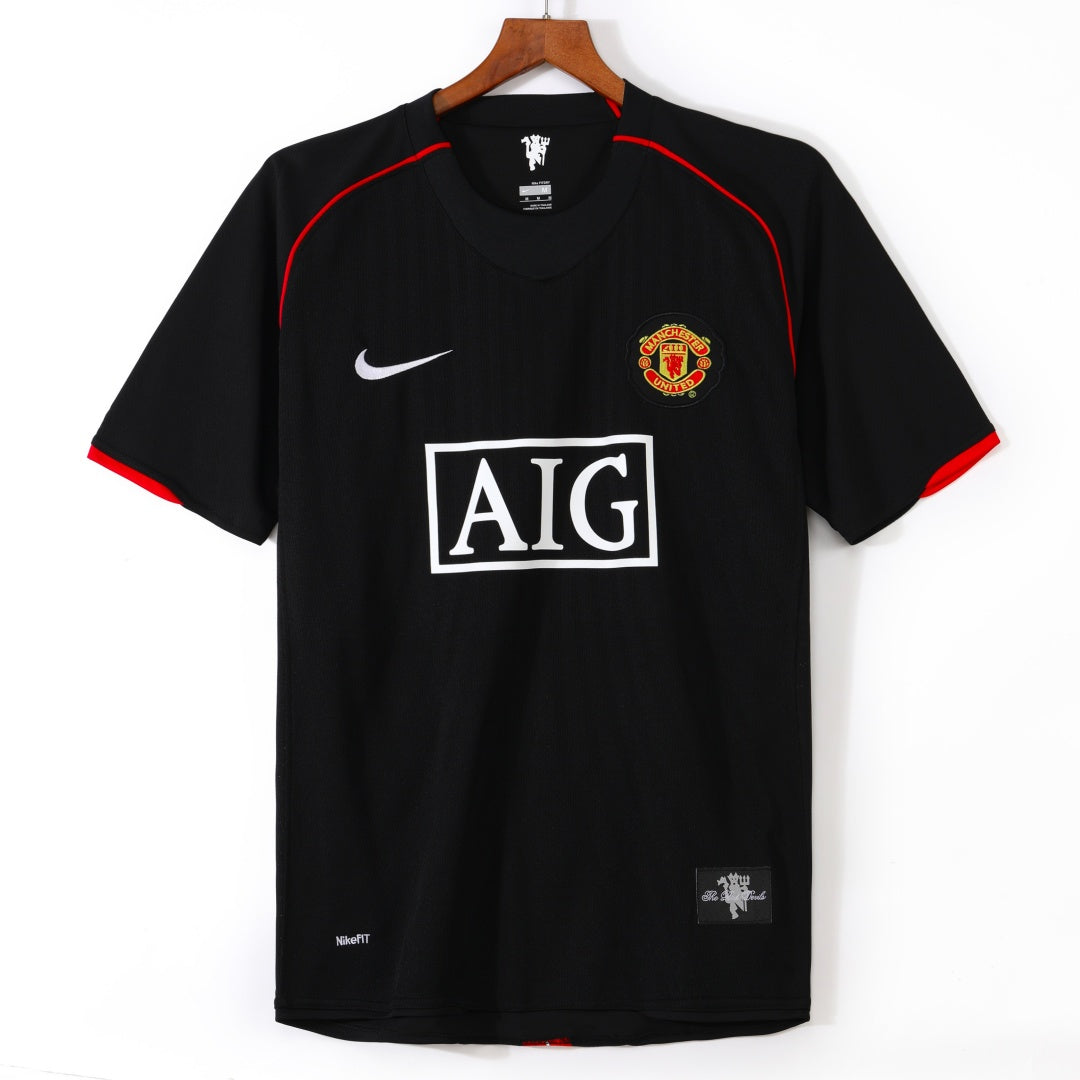 Maillot extérieur rétro Manchester United 2007-2008 de la marque Le 12-ème Maillot, vue de face avec logo et détails du maillot.