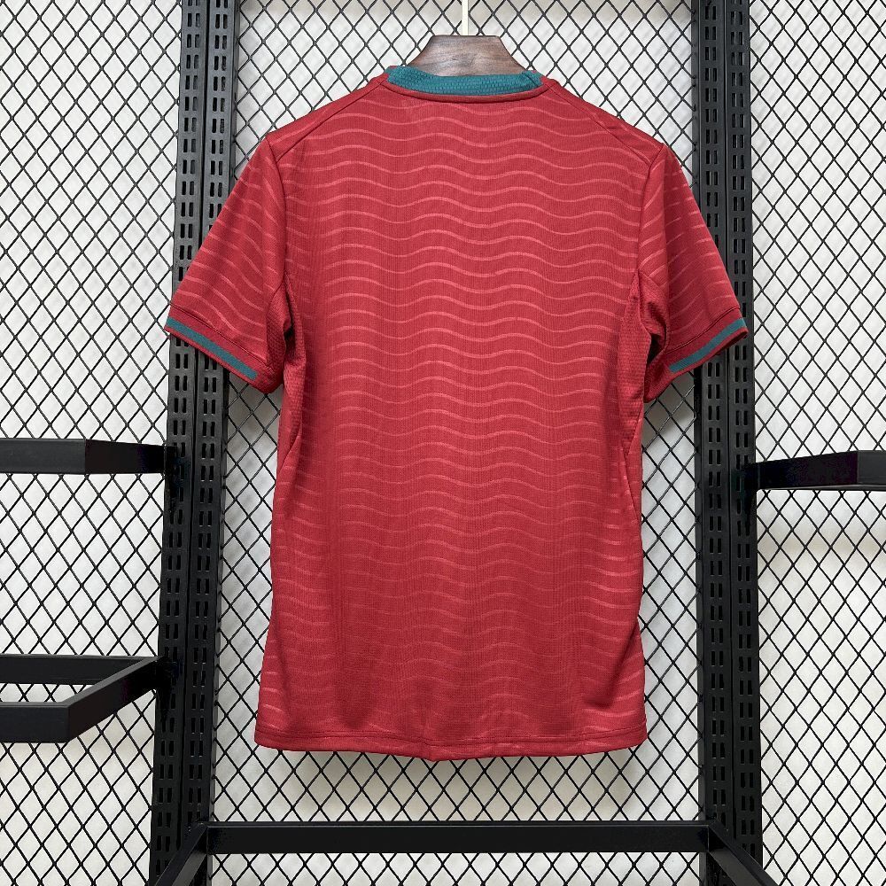 Maillot Portugal Coupe du Monde 2026 de la marque Le 12 -ème Maillot, vue du devant avec logo et design national.