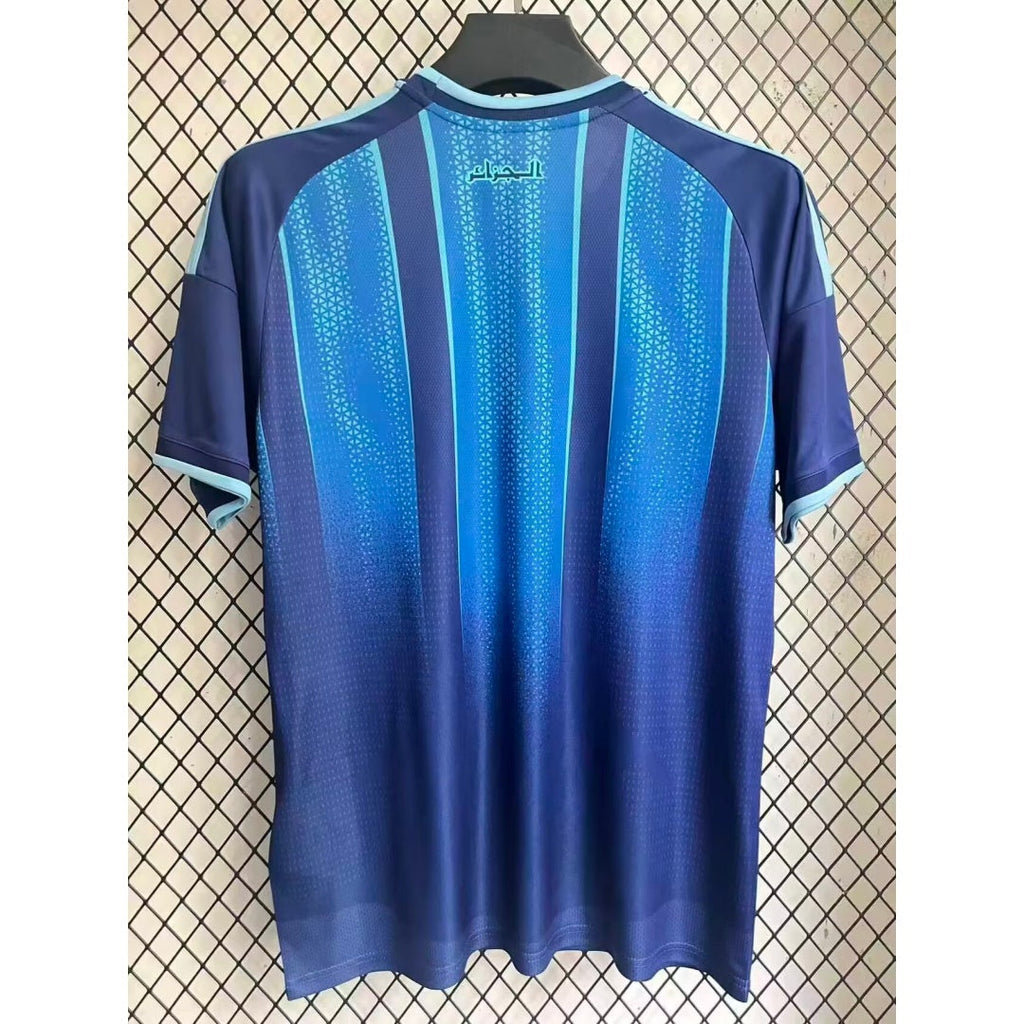 Maillot de football algérien 25/26 en bleu Le 12 -ème Maillot, design spécial avec logo et détails sportifs visibles.