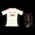 Ensemble Liverpool de Le 12 -ème Maillot avec maillot et short, équipe de football anglaise, illustrations de joueurs et logo.