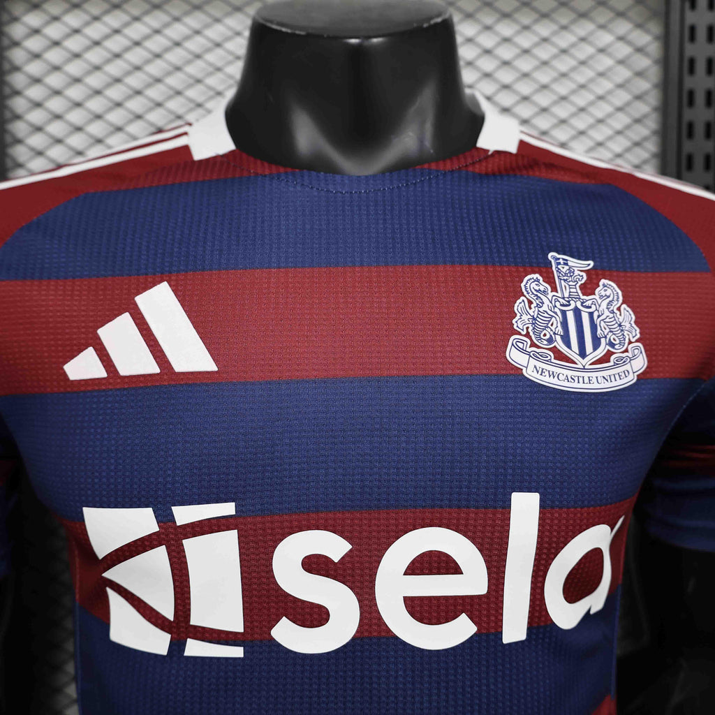 Maillot extérieur Newcastle 2024-25 Le 12 -ème Maillot, maillot de football avec logo et design officiel, vue de face.