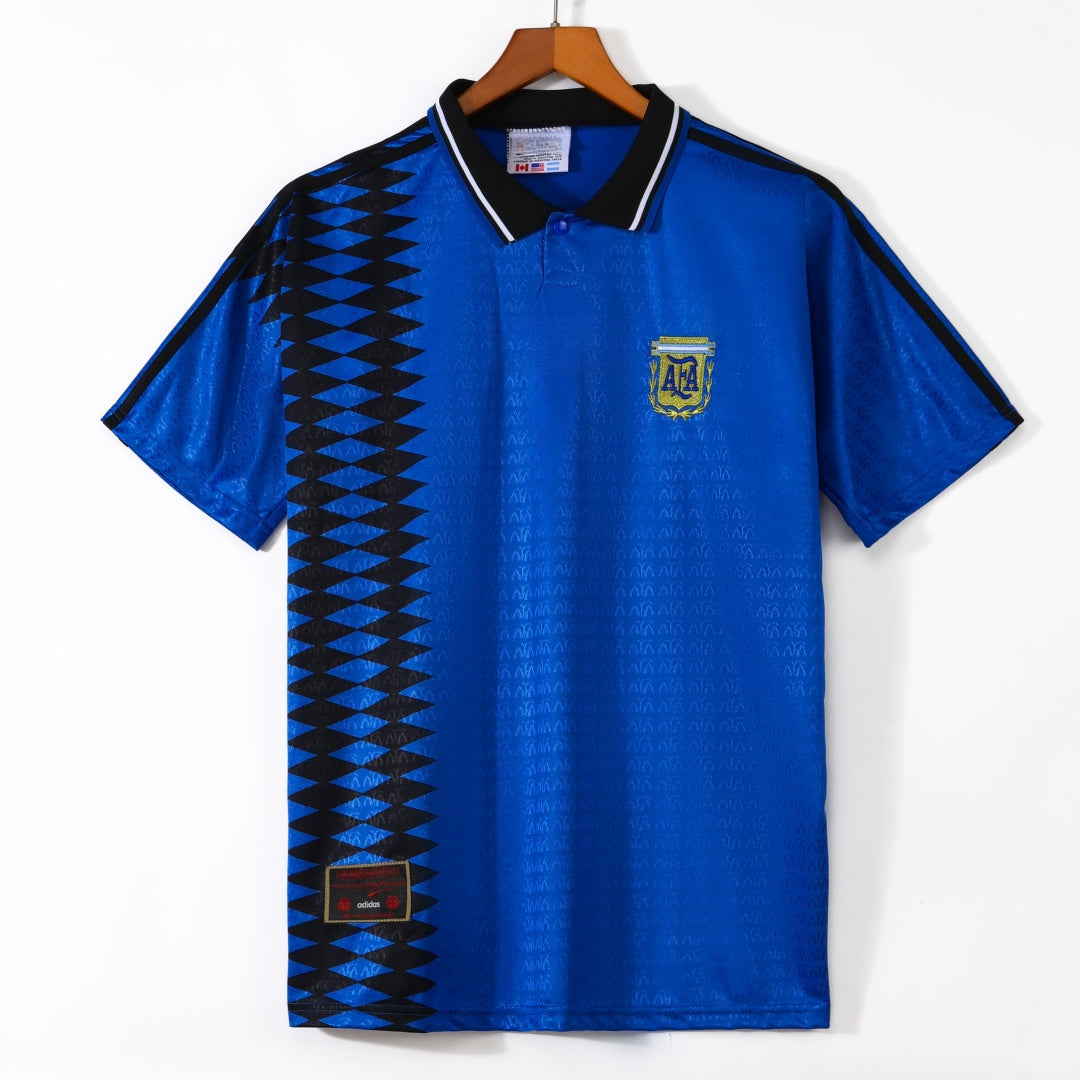 Maillot extérieur rétro de 1994 de l'Argentine, marque Le 12 -ème Maillot, avec les couleurs traditionnelles de l'équipe nationale.