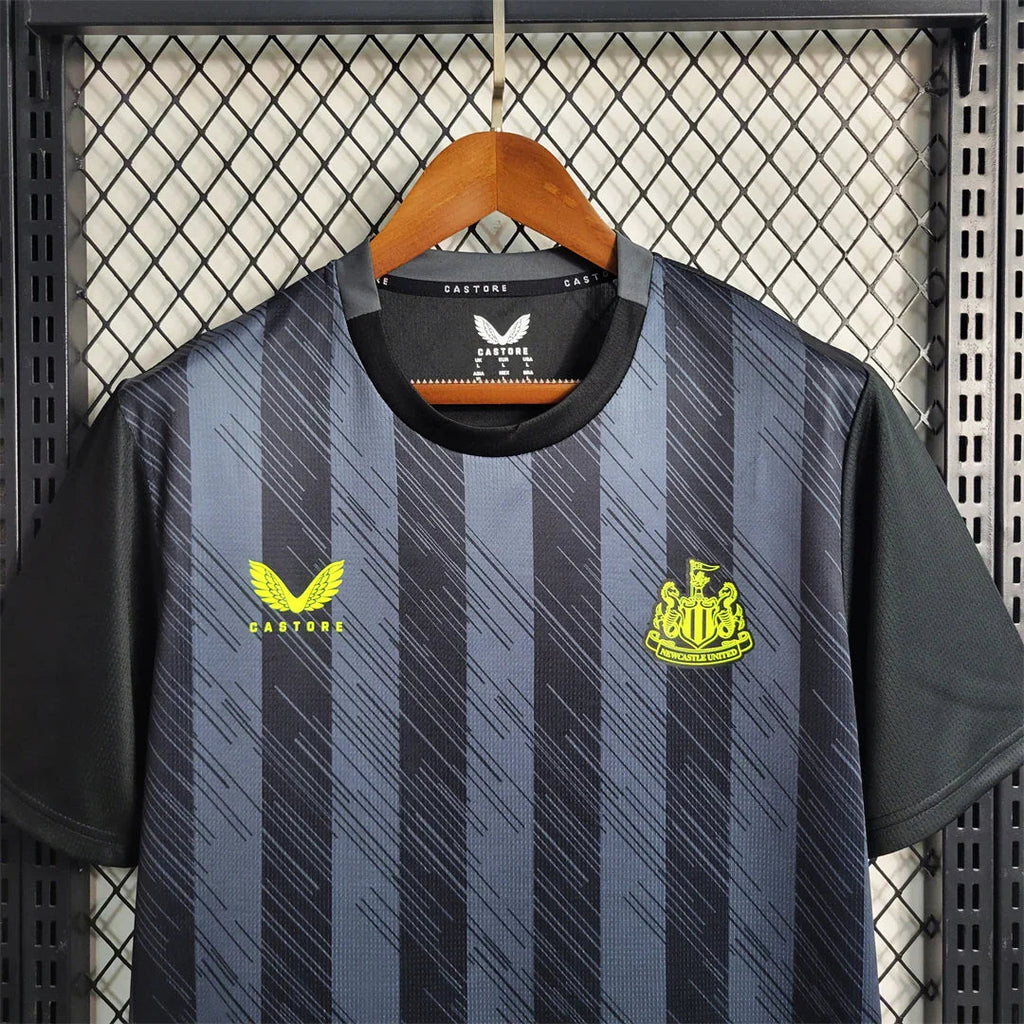 Maillot d'entraînement Newcastle 2023-24 Le 12 -ème Maillot, vue de face avec logo et détails du maillot de football.