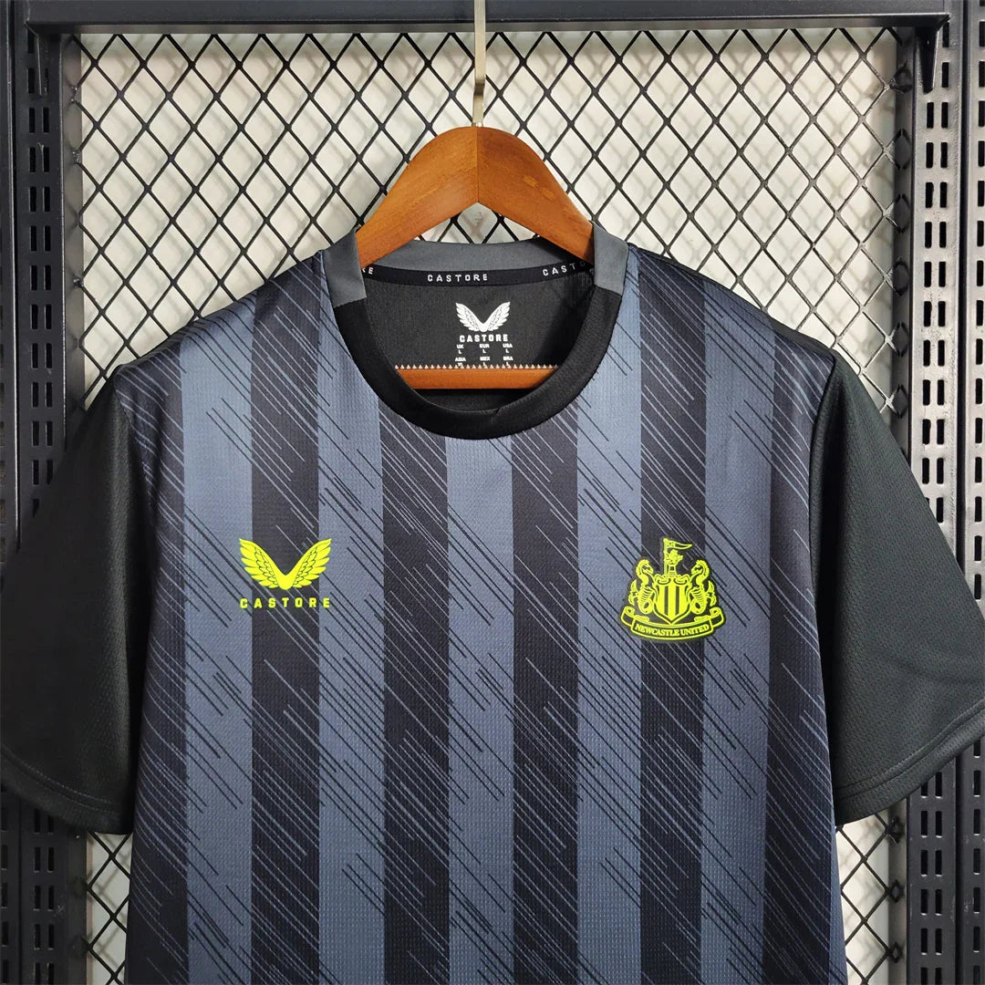 Maillot d'entraînement Newcastle 2023-24 Le 12 -ème Maillot, vue de face avec logo et détails du maillot de football.