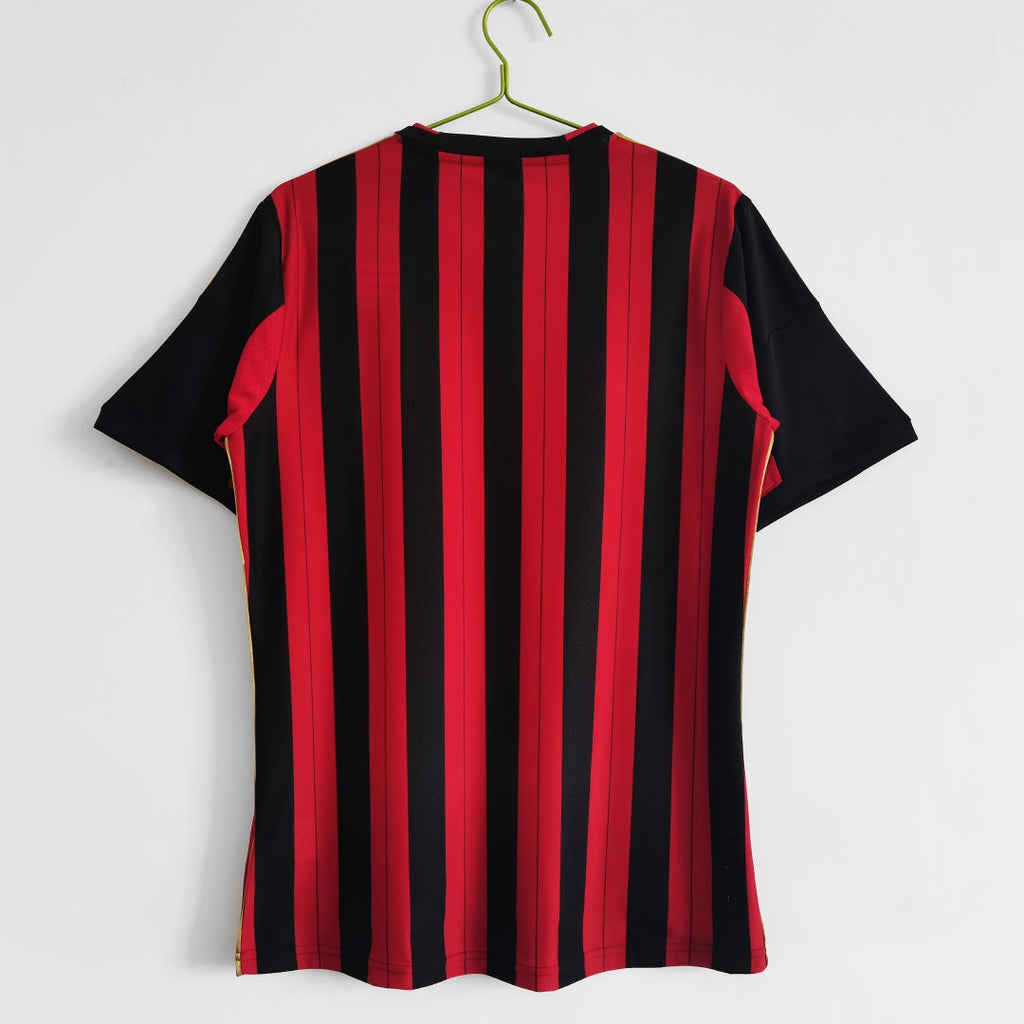 Maillot domicile rétro de 2013-2014 pour AC Milan, marque Le 12-ème Maillot, en tissu rouge avec détails noirs.