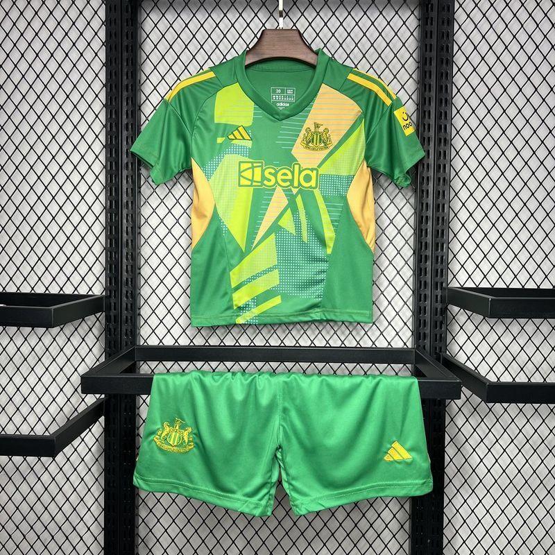 Jeune joueur portant le kit Newcastle Gardien 2024-25 de Le 12 -ème Maillot, maillot de gardien de but pour enfant.