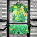 Jeune joueur portant le kit Newcastle Gardien 2024-25 de Le 12 -ème Maillot, maillot de gardien de but pour enfant.
