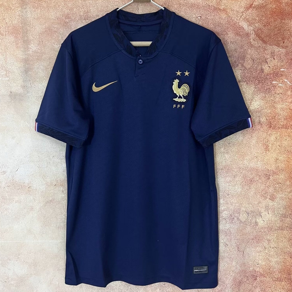 Maillot domicile de l'équipe de France 2022 Le 12-ème Maillot, maillot de football bleu avec logo national et détails de l'équipe.