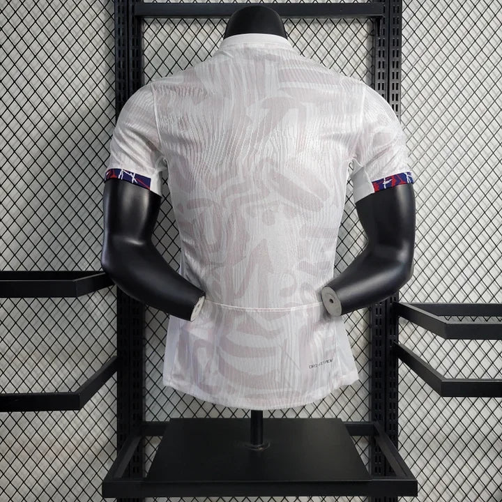 Maillot de l'équipe de France 2023 2024 Le 12 -ème Maillot, devant avec logo et détails bleus, blanc et rouge.