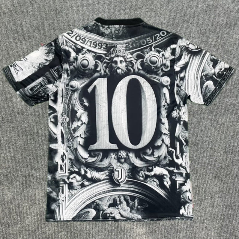 Maillot Juventus Le 12 -ème Maillot, modèle 25/26, en tissu bleu avec logo et détails du club.