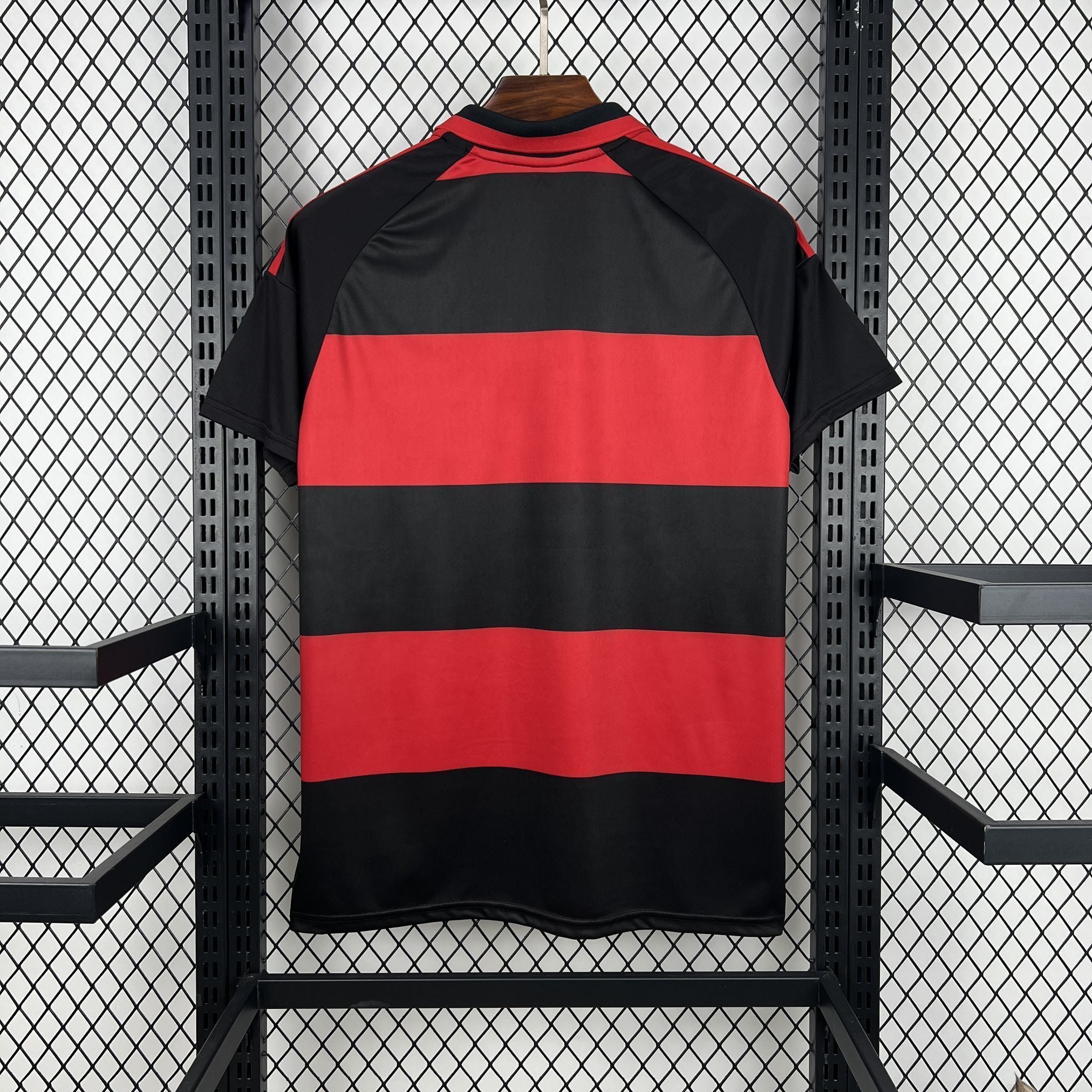 Maillot Flamengo 2026-27 de la marque Le 12 -ème Maillot, vue de face, avec logo et motifs de l'équipe.