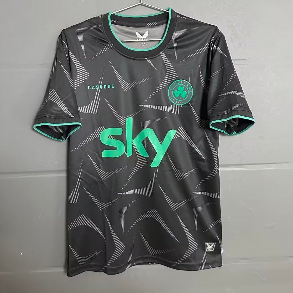 Maillot de football Ireland third 25/26, marque Le 12 -ème Maillot, vue de face avec logo et couleurs vertes.
