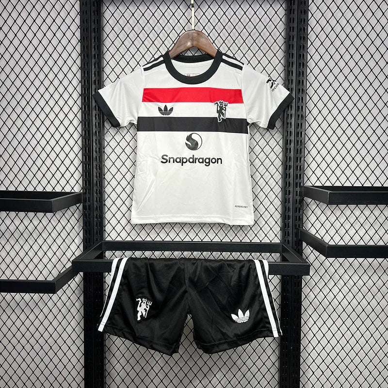 Maillot enfant Manchester United 2024-25 Le 12 -ème Maillot, maillot officiel avec logo et détails du club.