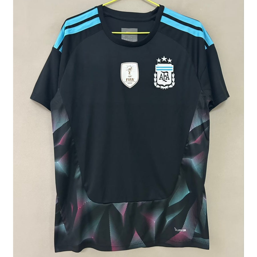 Maillot de football Argentine 24/25 Le 12 en noir, vue de face avec détails du logo et design sportif.