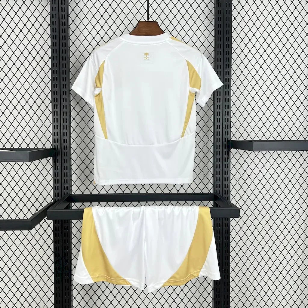 Maillot enfant Al-Nassr 2024-25 de la marque Le 12 -ème, jersey sportif pour jeunes fans, vue de face avec logo et détails colorés.