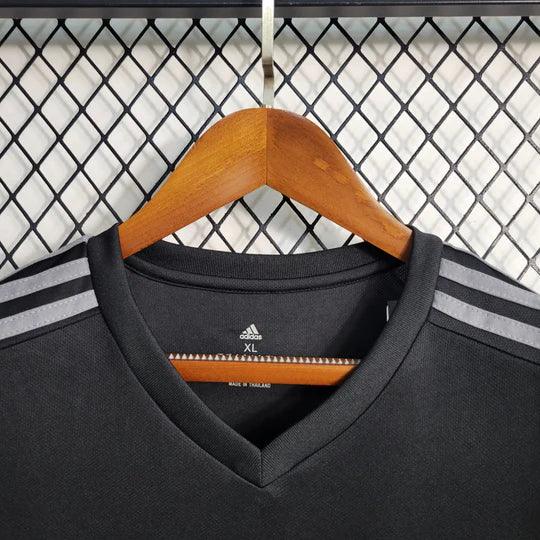 Maillot de football Arsenal 2023 2024 noir Le 12 -ème Maillot, vue de face avec logo et détails du design noir.