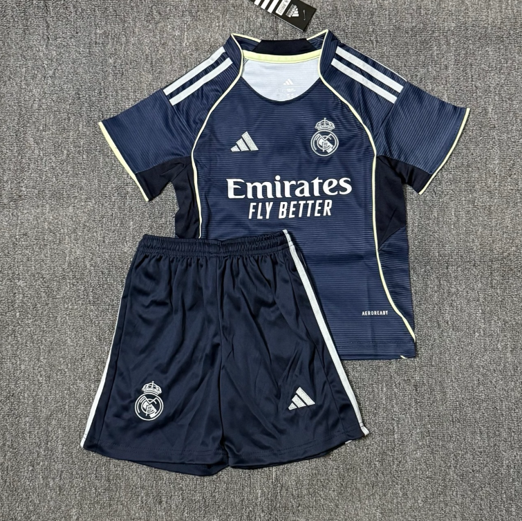 Ensemble enfant Real Madrid extérieur de Le 12 -ème Maillot, maillot et short pour supporter le club.