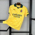 Maillot extérieur de football AC Milan 2025-26 de la marque Le 12ème, vue en gros plan sur le design du maillot.