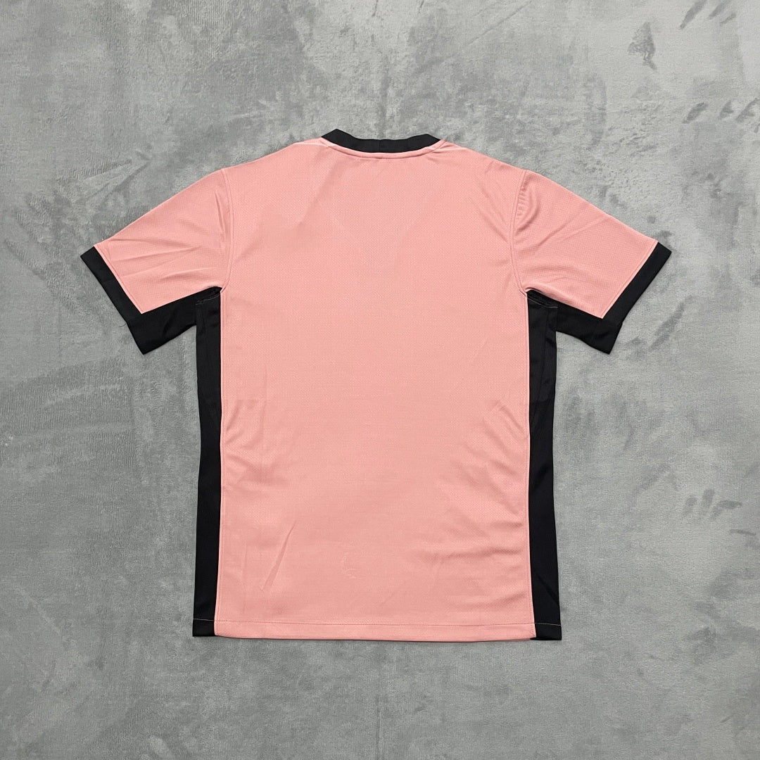 Maillot PSG Rose version 24/25 Le 12-ème Maillot, maillot de football rose avec logo PSG visible sur le devant.